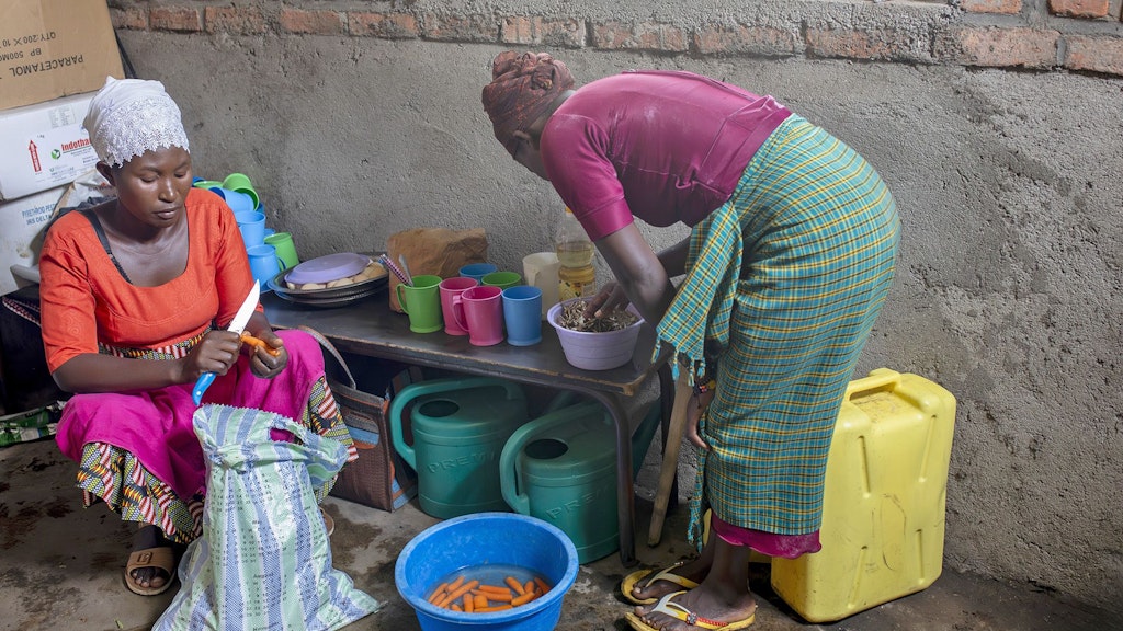 Women in Rubavu (Rwanda) preparing a balanced meal.