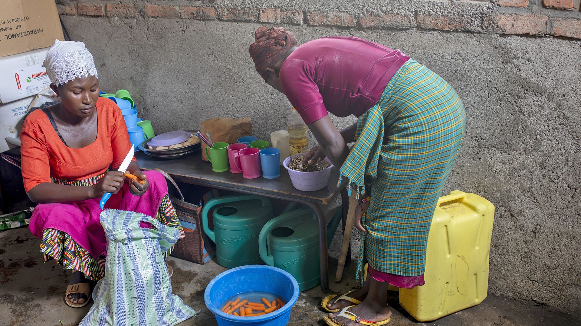 Women in Rubavu (Rwanda) preparing a balanced meal.